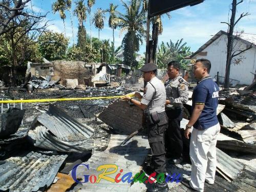Gara-gara Masak Mi, 1 Rumah dan 3 Petak Kios Semi Permanen di Jalan Kapau Sari Pekanbaru Ludes Terbakar