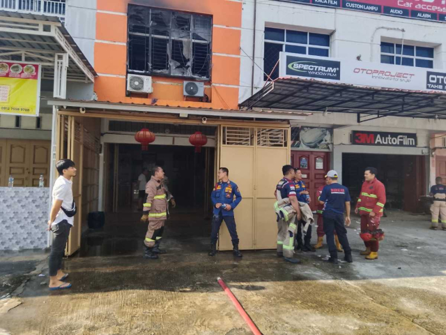 Ruko Tiga Lantai Terbakar di Pekanbaru, Korban Lompat dari Lantai 2 untuk Selamatkan Diri