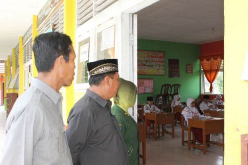 Kakan Kemenag Kampar Monitoring Pelaksanaan Ujian Akhir MI