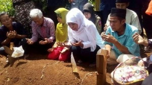 GoRiau Temani Mensos Berziarah ke Makam Yuyun, Orangtua dan Warga Cucurkan Air Mata