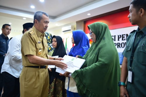 Ikut Berduka, Gubernur Riau Berikan Santunan ke Keluarga Petugas Pemilu yang Meninggal dan Terkena Musibah