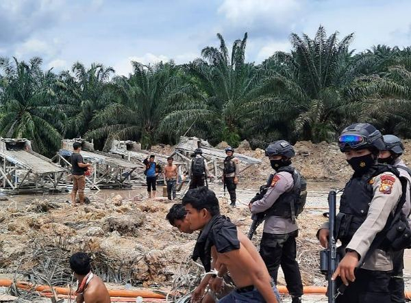 Polda Riau Kerahkan Brimob ke Kuansing Tangkap 11 Pelaku Tambang Emas Ilegal