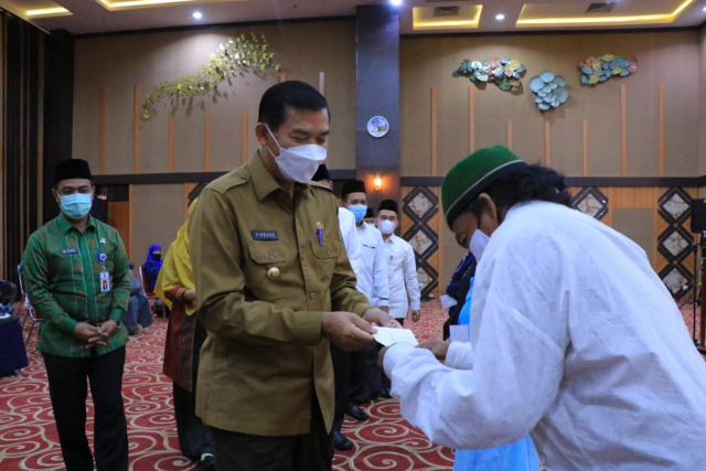 Ratusan Guru Ngaji Terima THR di Kota Pekanbaru