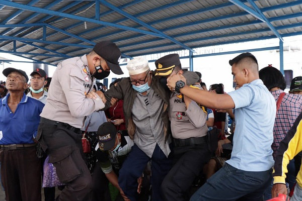 Personel Gabungan Operasi Ketupat 2022 Kendalikan Arus Penumpang di Pelabuhan Tanjung Harapan