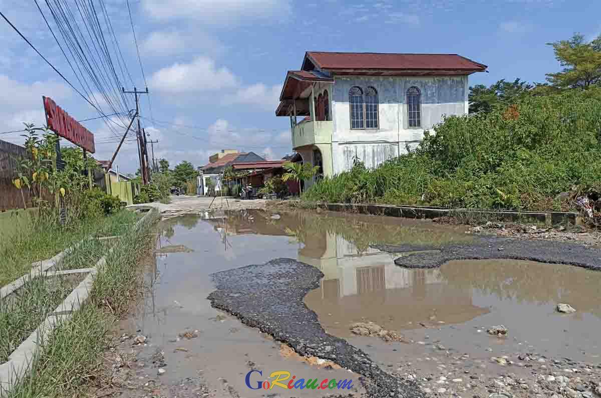 Jalan Teladan Pekanbaru Rusak Parah, Warga dan Mahasiswa Terpaksa Putar Arah