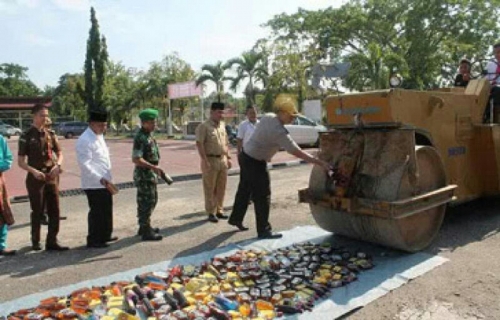 Hari Pertama Ramadan, Polres Inhu Musnahkan Ratusan Botol Miras dan Sabu