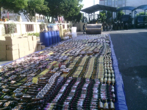 Awal Puasa, 7.918 Botol Dimusnahkan, Halaman Polresta Pekanbaru Berubah Menjadi Lautan Miras