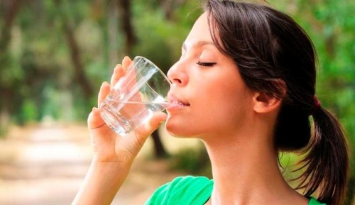 Kok Anda Disuruh Berhenti Berpikir Untuk Minum Air Putih 8 Gelas Setiap Hari?