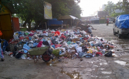 Luas Gunungan Sampah di Pasar Panam Sudah 15x10 Meter, Bila Besok Tak Juga Diangkut, Maka . . . .