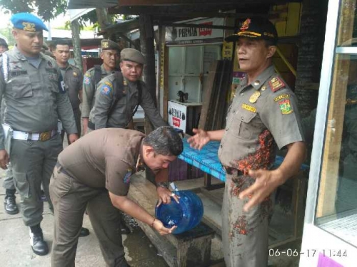 Waduh, 3 Petugas Satpol PP Kampar Disiram Air Cabai oleh Pemilik Kedai Nasi