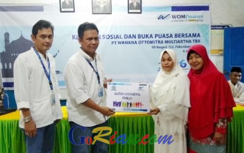 Berbagi Berkah di Bulan Ramadhan, WOM Finance Beri Bantuan Operasional Sekolah dan Santunan 30 Murid Berprestasi di SDN 152 Kota Pekanbaru