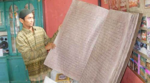 Alquran Raksasa Berusia Ratusan Tahun Ditemukan Secara Ghaib di Tengah Ladang di Solok