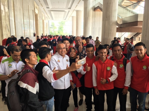 Jadi Target Utama Ribuan Mahasiswa UR, Gubernur Riau Tersenyum ke Segala Arah saat Diajak Berfoto