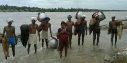 Mengagumkan, Wanita Hamil 9 Bulan Renangi Sungai Meluap untuk Melahirkan di Rumah Sakit