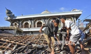 GoRiau Cahaya Hijau Berkilau di Angkasa Kota Mataram Saat Gempa 7,0 SR Mengguncang