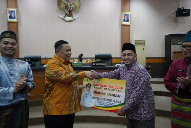 Plt Gubernur Riau Lepas Keberangkatan Umrah 11 Kades dan Guru Berprestasi