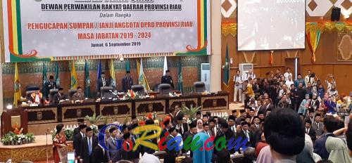 65 Anggota DPRD Riau Resmi Dilantik, Sukarmis dan Zukri Misran Jadi Pimpinan Sementara