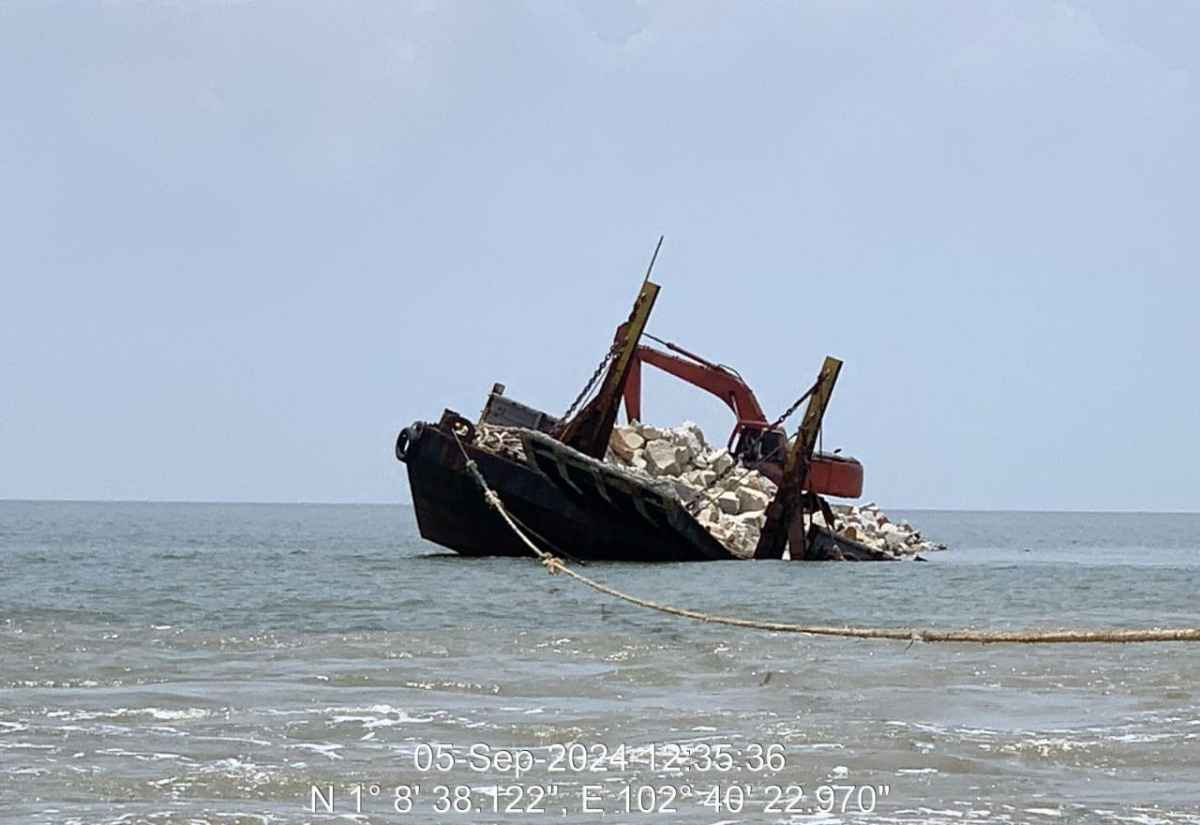 Kapal Tongkang Muatan Batu Granit Bocor dan Kandas di Perairan Kepulauan Meranti