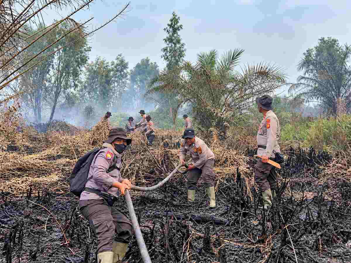 Cegah Meluasnya Karhutla Siak, Puluhan Personel Gabungan dan Manggala Agni Blokir Jalur Api