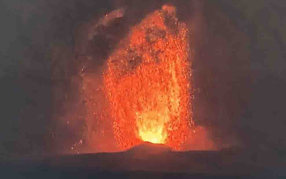 Lontaran Material Bisa Rusak Peralatan, Badan Geologi Ingatkan Zona Bahaya Kawah