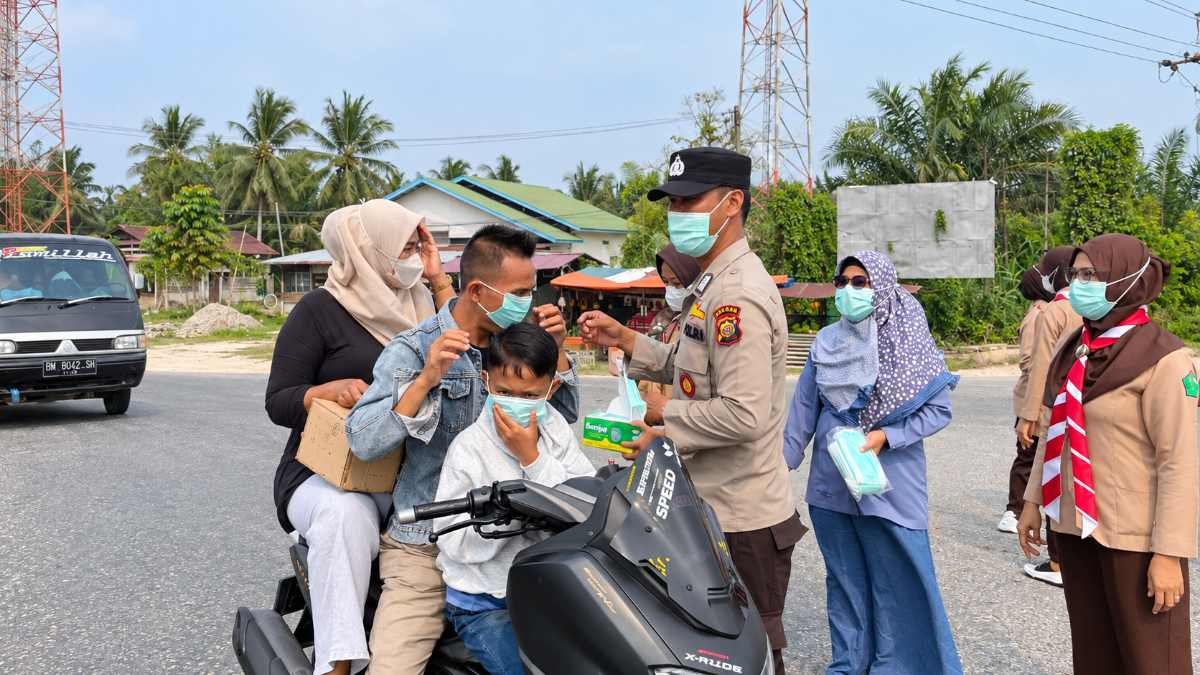 Kabut Asap Karhutla Ancam Siak, Ribuan Masker Gratis Mulai Dibagikan ke Warga