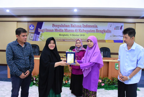 SMPN 1 Bantan Raih Penghargaan Penggunaan Bahasa di Ruang Publik