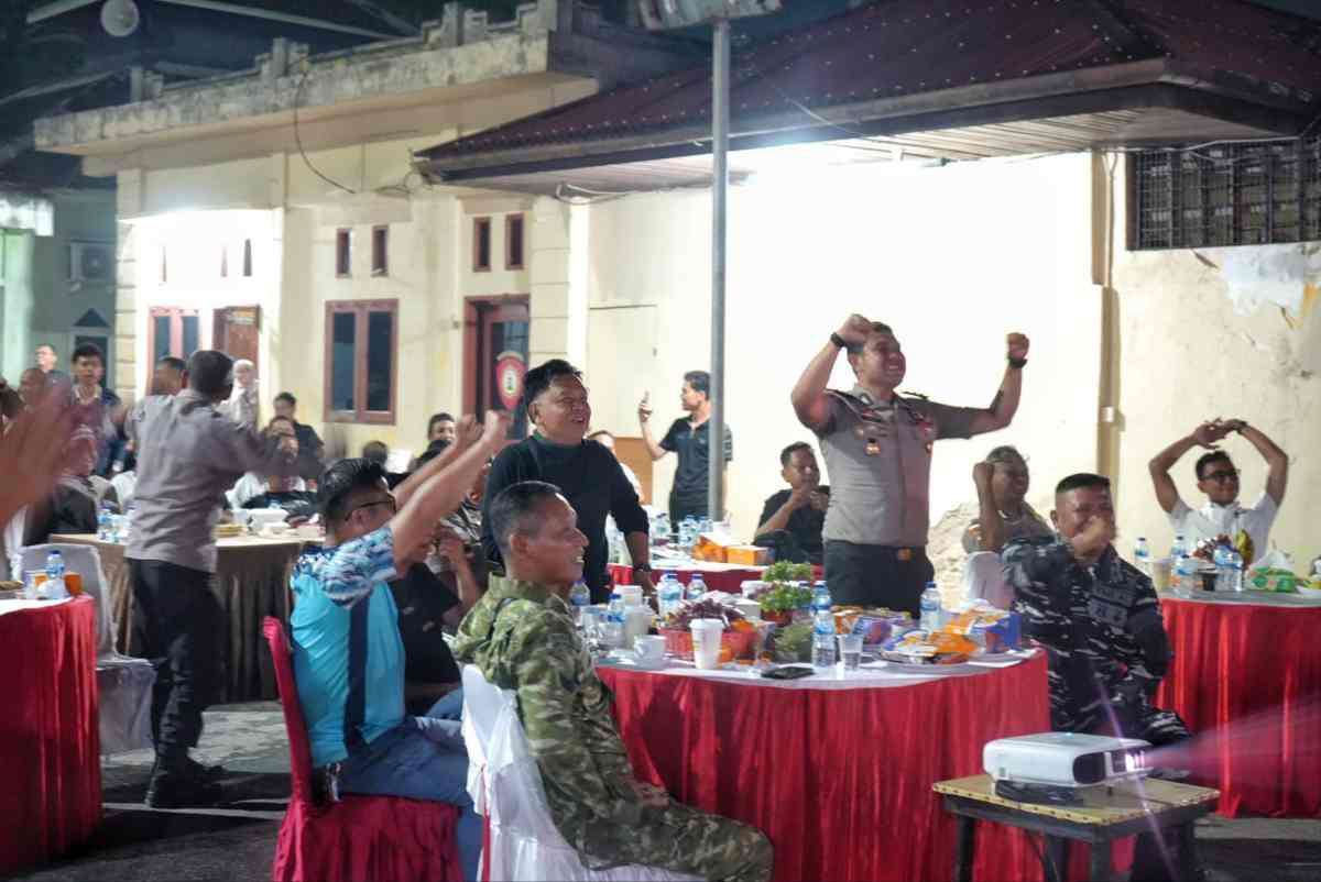 Nobar Timnas di Polsek Tebing Tinggi Meranti, Bupati Asmar Sosialisasikan Hak Perlindungan Sosial