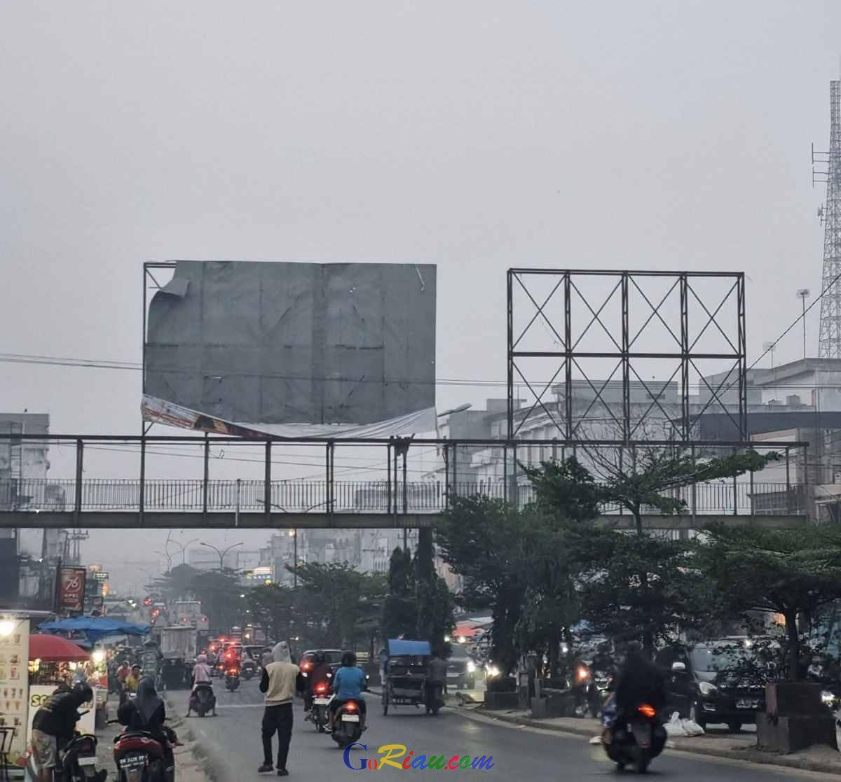 Kabut Asap Tebal Selimuti Bagan Batu Rokan Hilir, Warga Keluhkan Sesak Napas dan Mata Perih