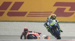 GoRiau Rossi Akhirnya Mengaku Tendang Marquez di Sirkuit Sepang