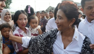 GoRiau Di Tengah Kerumunan Warga, Menteri Kelautan Susi Pudjiastuti Pasangkan Sandal Jepit Nenek-nenek