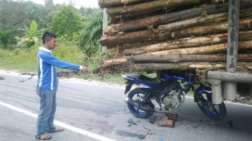 GoRiau Tabrak Truk  Balak  yang Parkir di Jalan Buatan 