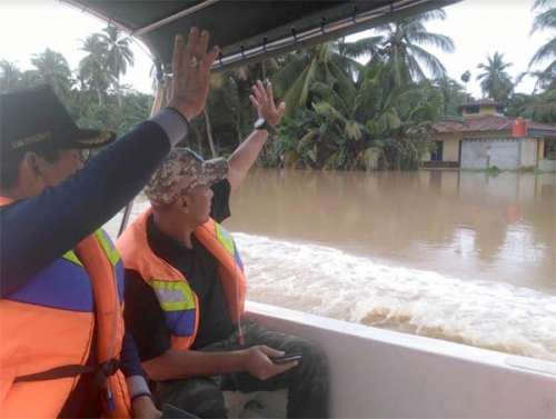 Lambaian Tangan Bupati Kuansing Mursini Saat Banjir Ternyata Bikin Warga Sedih