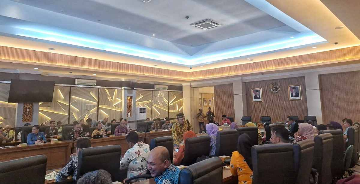 Rapat Perdana Plt Gubernur Riau SF Hariyanto Digelar Tertutup, OPD Hadir Lengkap