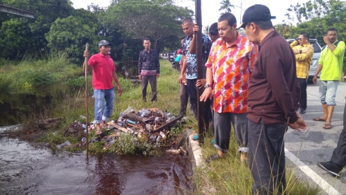 Drainase Dipenuhi Sampah Jadi Penyebab Rumah Warga di Siak Kebanjiran, Dinas PU Tarukim Lakukan Normalisasi