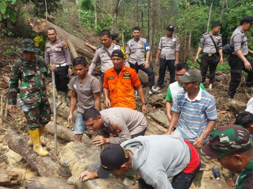 Hari Ini, Tim Gabungan Gunakan Alat Berat Evakuasi Korban Longsor di Rokan Hulu Riau