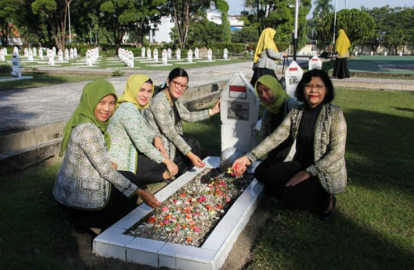 GoRiau Ibu-ibu Kemenkumham Riau Ziarah ke Makam Pahlawan