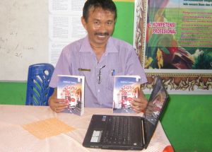 GoRiau Guru SD di Padang Rilis Novel Satu Huruf di Mesin Tik