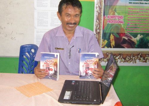Guru SD di Padang Rilis Novel Satu Huruf di Mesin Tik