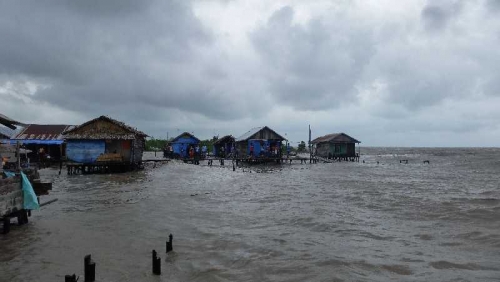 Gelombang Tinggi Hancurkan Rumah Warga di Kuala Selat Inhil, Dewan Minta Pemkab Segera Ambil Tindakan