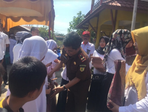 Berebut Hadiah dari Kajari dan Sekban Kesbangpol Inhil, Ratusan Pelajar SDN 002 Adu Kefasihan Hapal Ayat Pendek