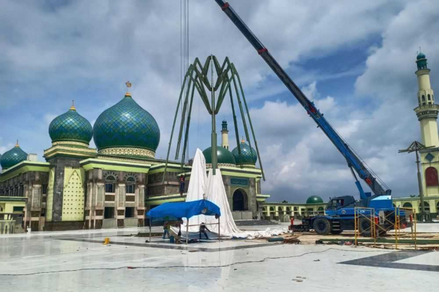 Progres Pembangunan Payung Elektrik di Masjid Raya Annur Riau Capai 85 Persen