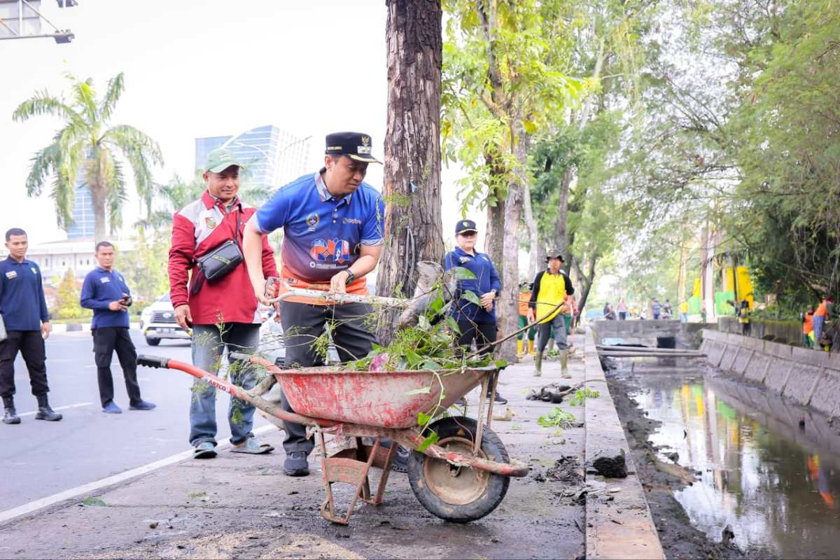 Pekanbaru Gelar Gotong Royong Massal, Markarius: Pegawai Wajib Bersih-bersih
