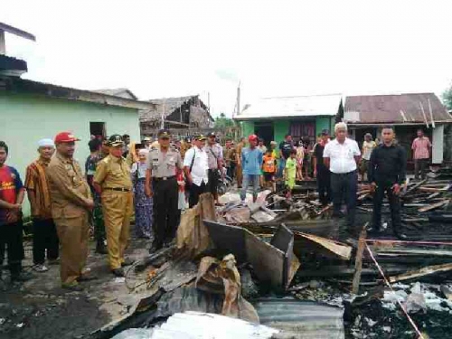 Kunjungi Korban Kebakaran di Reteh, Bupati Inhil Serahkan Bantuan Paket Sembako