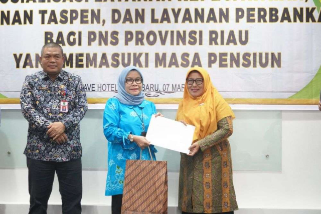 Akhiri Masa Tugas, 38 PNS Pemprov Riau Terima SK Pensiun