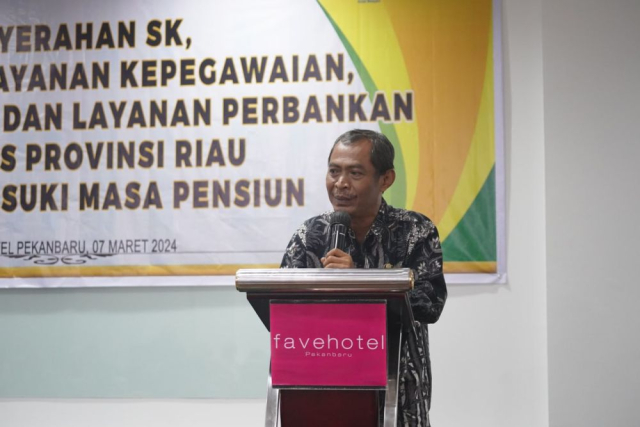 Terima SK Pensiun dari Pemprov Riau, Ini Pensiunan