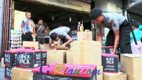 Razia Besar-besaran, 2 Ribu Botol Miras Disita Polisi dari Jalan Juanda Pekanbaru