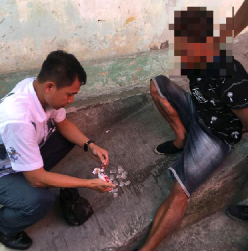 Polisi Angkut Seorang Pengedar Narkoba dari Kampung Dalam Pekanbaru, Puluhan Paket Sabu Senilai Jutaan Rupiah Diamankan