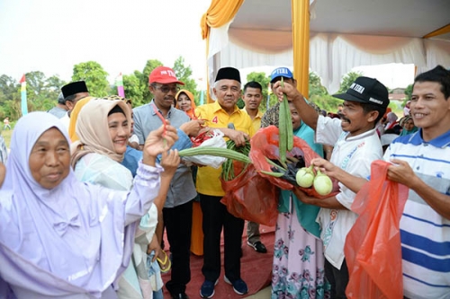 Ingat Program Germas, Andi Rachman Dapat Oleh-oleh Sayur dari Masyakarat