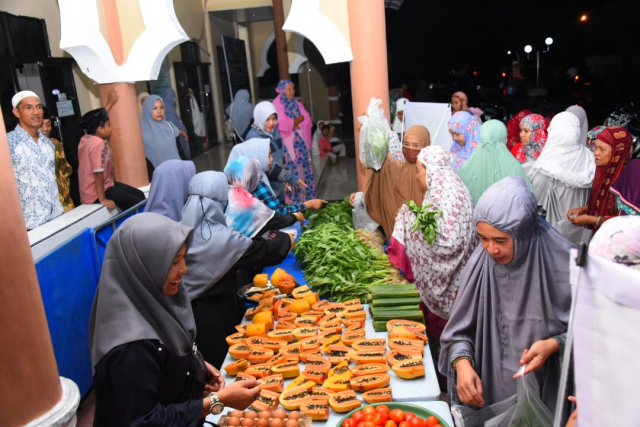 DWP DLH dan Perkebunan Bengkalis Bagi-bagi Sayur Gratis di Masjid Jamik