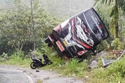 GoRiau Rem Blong, Bus Pariwisata Terguling di Jalur Alternatif Bukittinggi – Padang